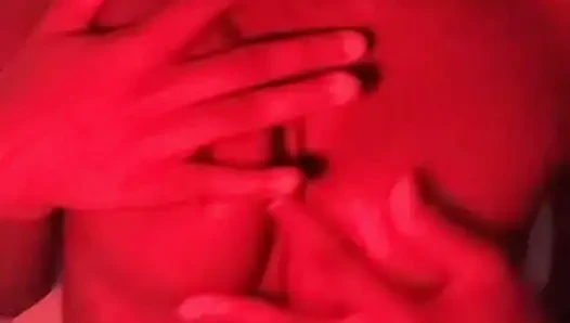 Sesi tarian hot gadis mungil dengan pemandangan depan yang nggak pernah kamu lupakan