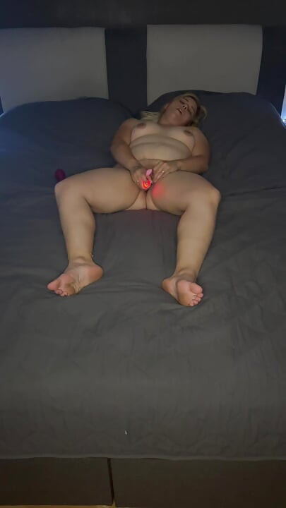 Blondine besorgt es sich satisfyer Dildo Pussy Fingern zittern Zucken stöhnen multiple Orgasmen