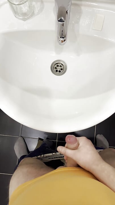 Tip se samozadovoljava u kupaonici i, snimajući sve izbliza, i na kraju.