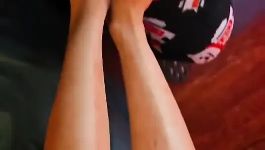 Melove bekommt eine massage auf ihre beine