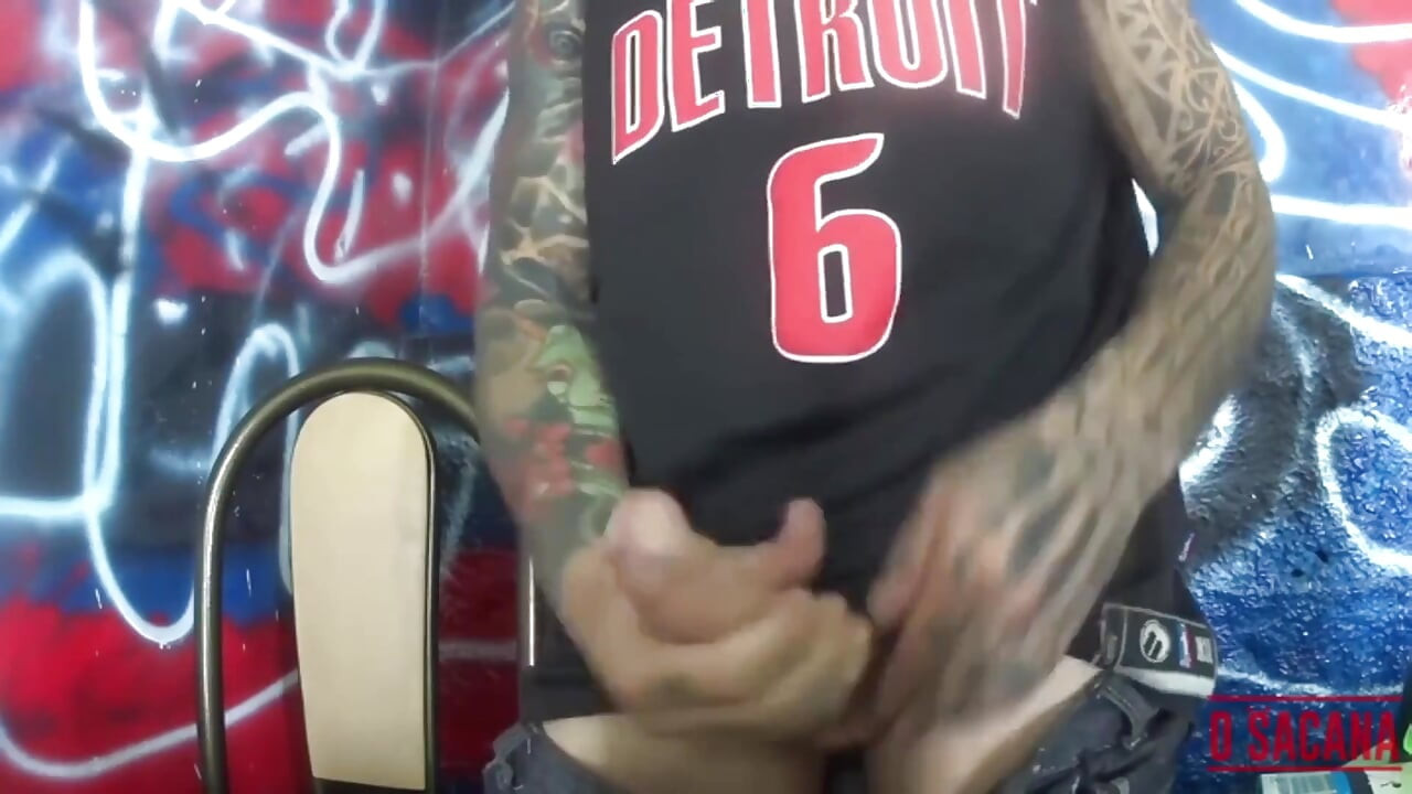 Tattooed Jerking off and Cumming Yummy