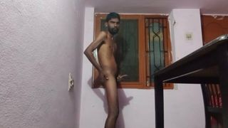 Rajesh masturbuje się kutasem w jadalni i dochodzi do orgazmu