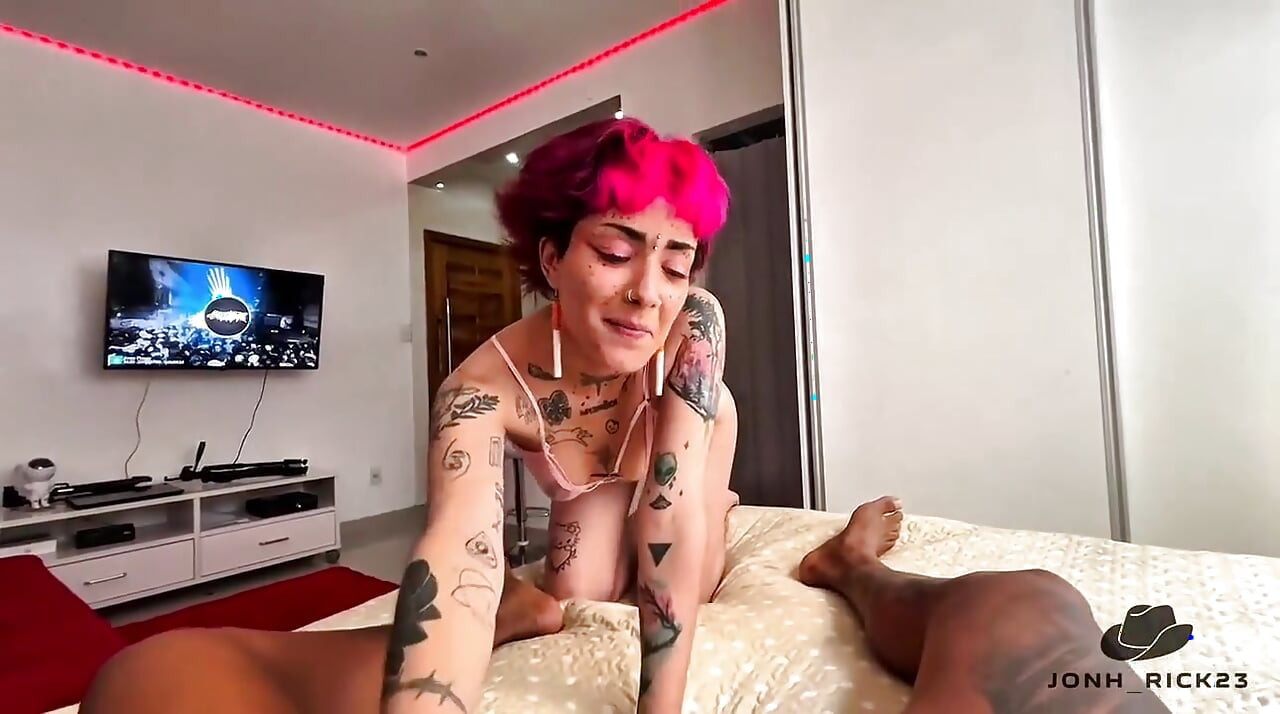 调皮的白人女人经常坐在黑人阴茎上