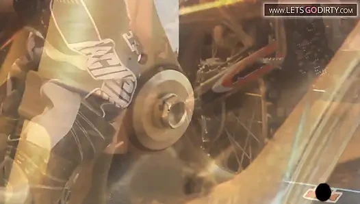 Gadis pirang bersandar di sepeda saat dia disetubuhi dengan keras di luar ruangan