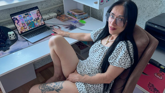 Tatăl vitreg o prinde pe fiica vitregă masturbându-se și jucându-se. Futând fiica vitregă.