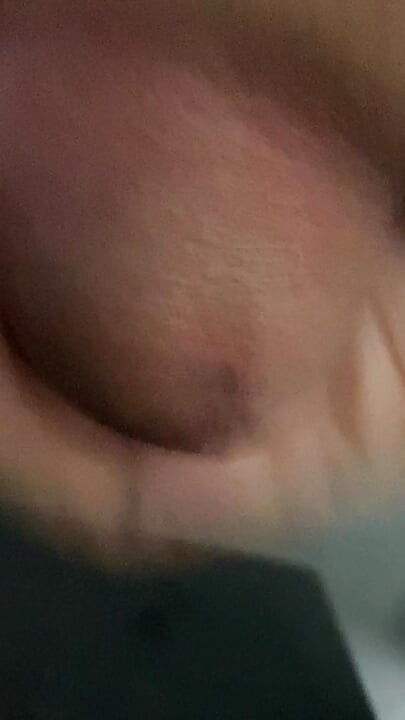 In the bathroom, there was a cock that was getting an erection, only knowing how to endure it, not having to do it