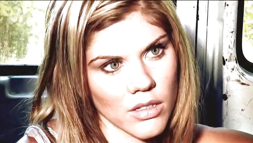 Sunahre balon vali rndi vain ke pichhe achchhi chudaee leti hai