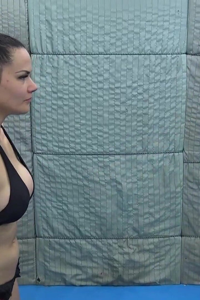 Dvije super bujne MILF-ice škaklju jedna drugu