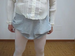 Crossdressing med kjol och underkläder