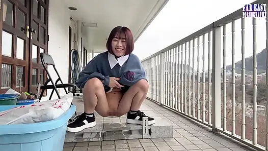 Wet-Mark блуждает, как она оставляет мерцающий шаловливый след там, где она обнажает себя 1/3