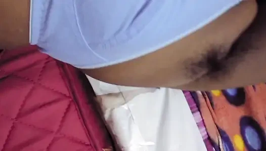 Hintli tamil sürtük evli kadın Renu şeker üvey baba göğüsleri için gavat kocasıyla seks yapıyor kıllı amcığı sıkıyor! Indianhotwifex
