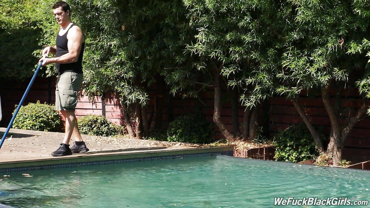 Le garçon de la piscine et le livreur de pizza baisent Anne Amari