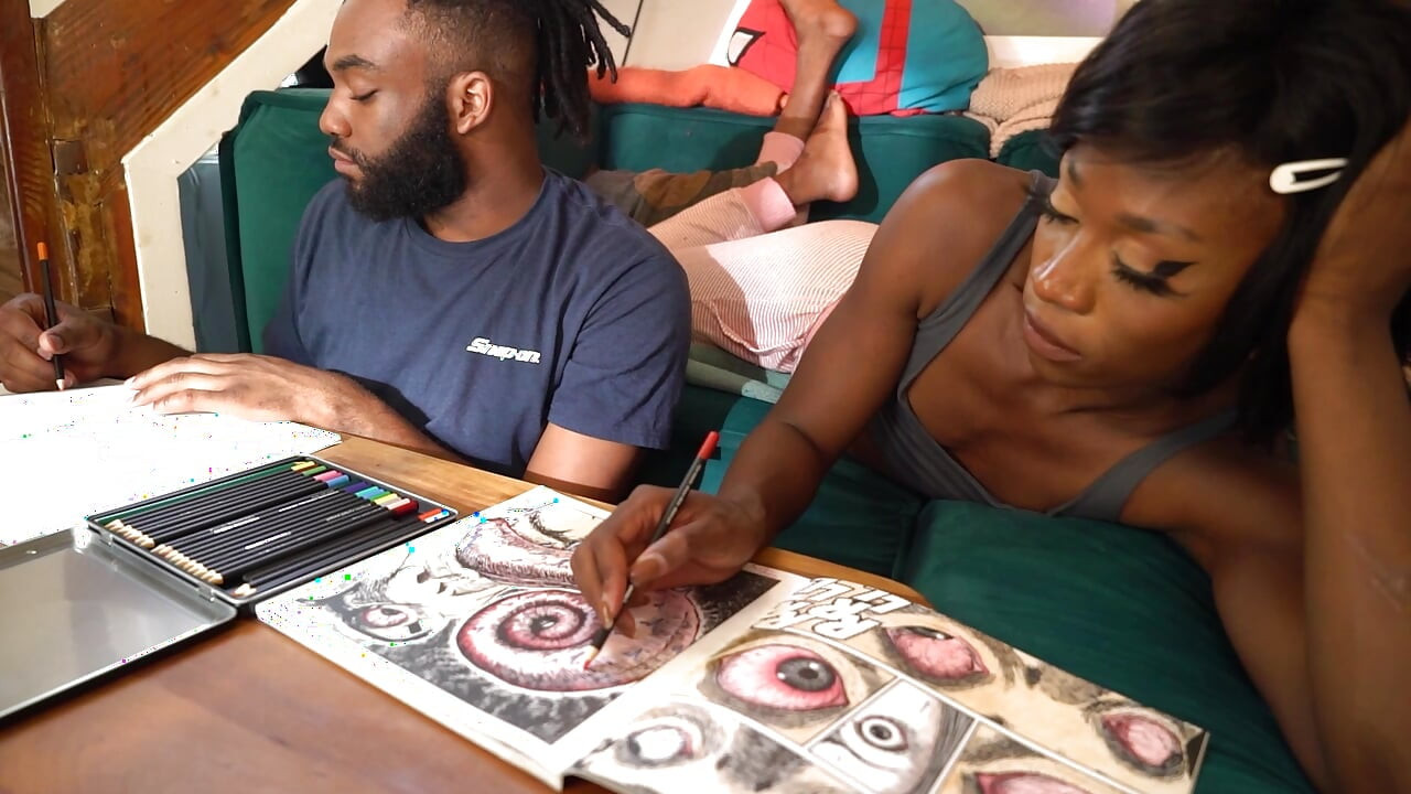 Chica trans con enorme polla seducida por sexy con culo apretado - Vanniall se masturba a Lior