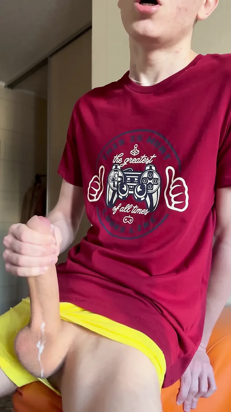 Kau mau bermain denganku?