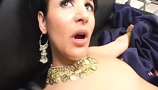 Asyalı amcık iş başında göğüslerine boşalıyor