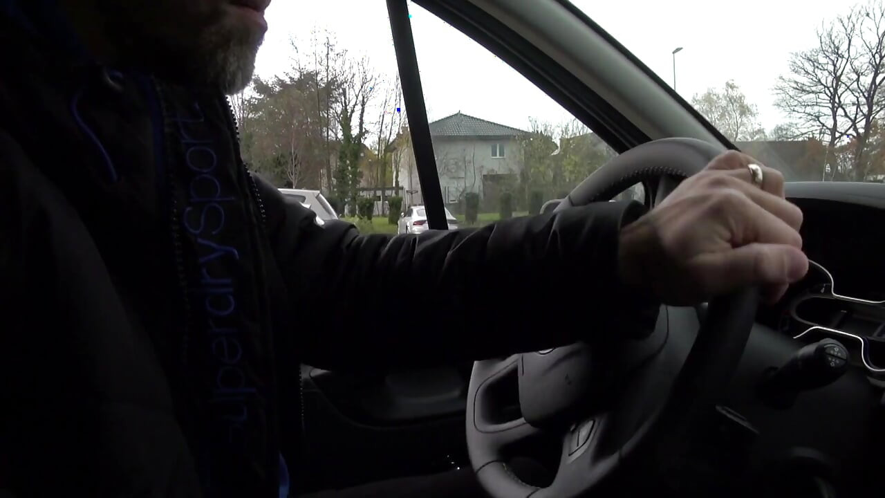 Blonde MILF lutscht guten schwanz im auto