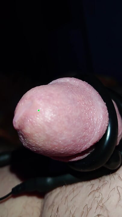 E-stimulasi dengan precum dan penis kecil