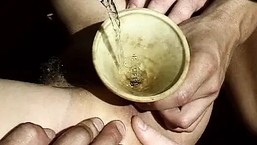 Pelacur Prancis yang kecanduan kencing dientot di gangbang di lapangan tenis