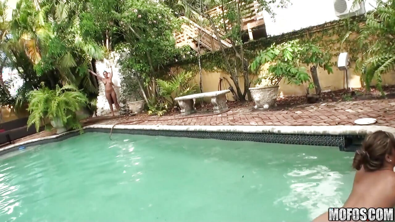 Real Slut party - geile Lynn Love & Roxy hit the beach nackt & ziehen sie zurück in ein freundhaus, um zu ficken