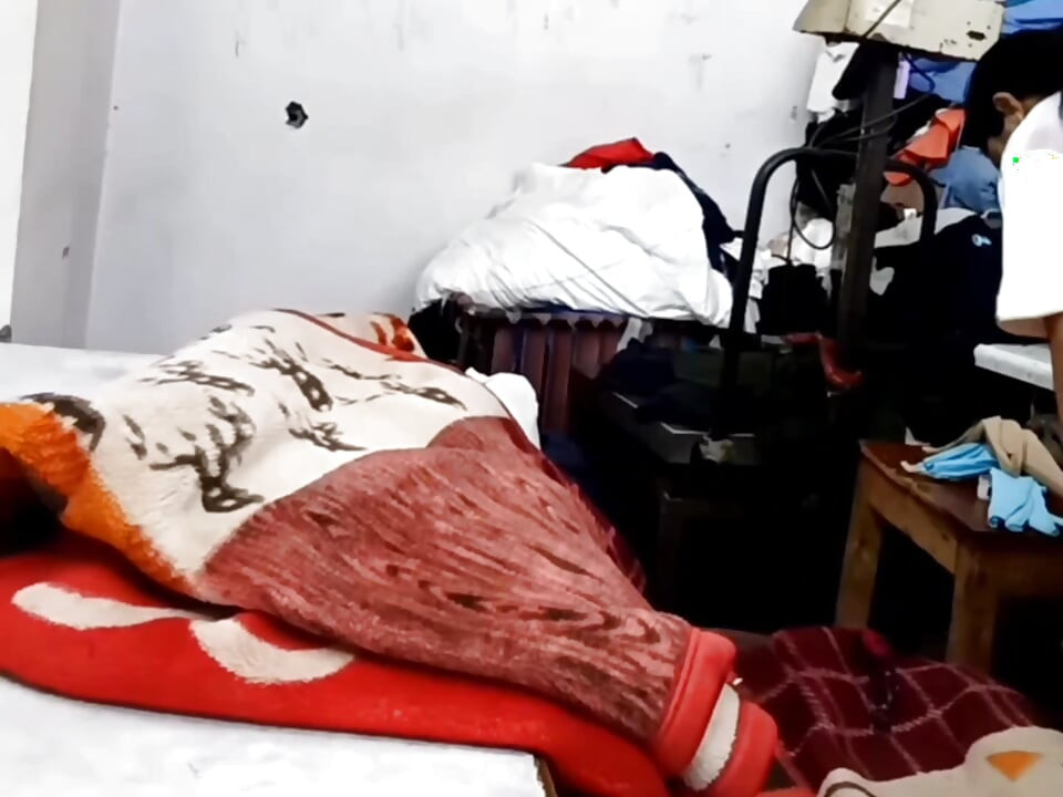 Había ido al maestro de sastre para que le apretara la blusa. el maestro de sastre aflojó el coño insertando su pene