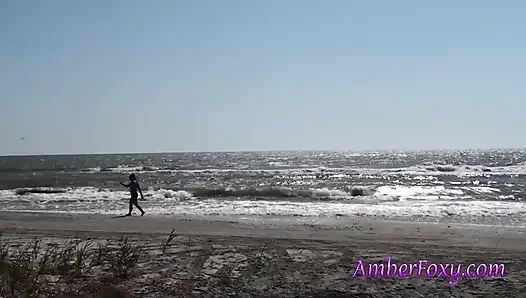 Sürtük orta yaşlı seksi kadın ortak bir plajda yarak emiyor.