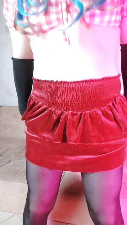 Cewek femboy cantik dengan rok ketat warna merah lagi asik muasin memeknya