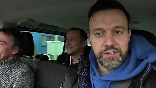 Seksi dövmeli piliç sikiliyor ve amını parçalıyor