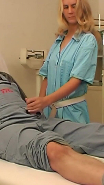 から驚くような瞬間 "時間外ケア:ブロンドのドイツ人看護師が患者と性交"