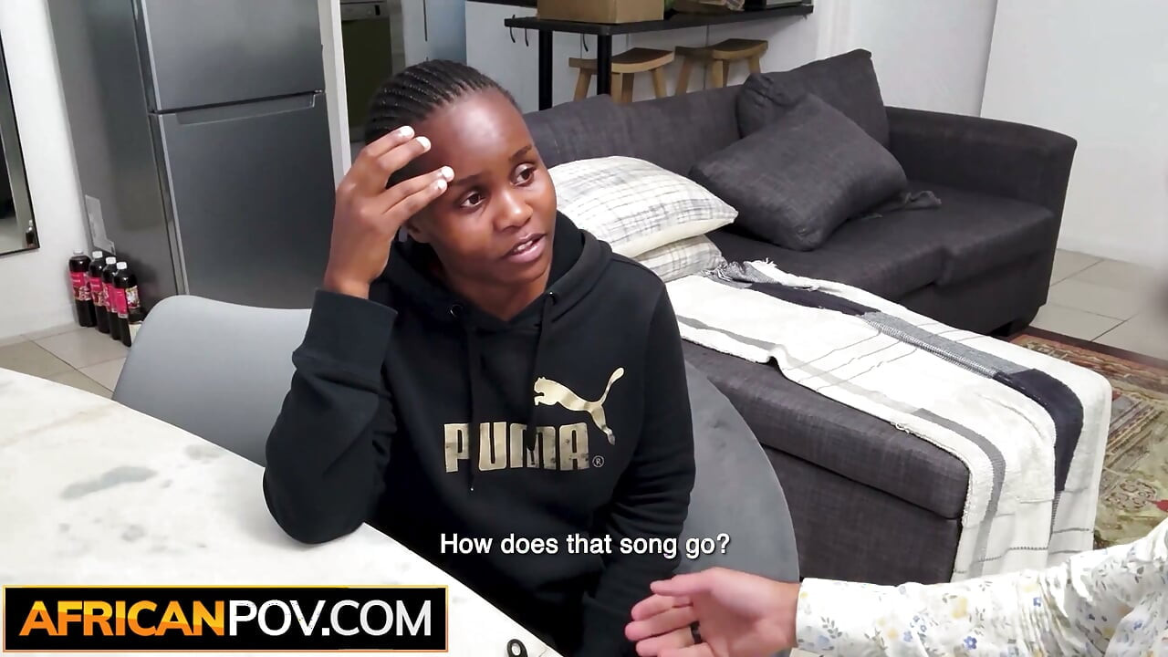 Ta BUSTY EBONY TEEN przysięgała, że jej facet jest jedyny... więc od razu wsadziła go sobie na kutasa