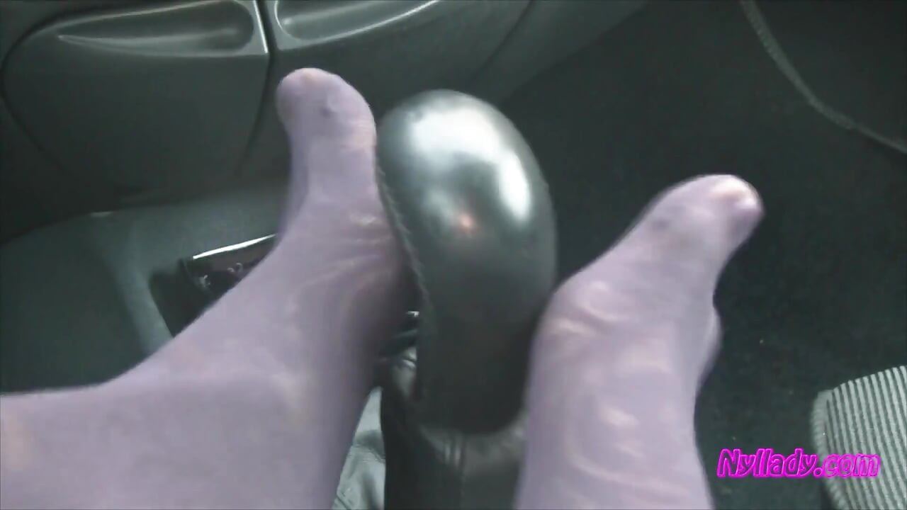 Nyllady's Footjob para Gearshift e Roda em meia-calça padronizada