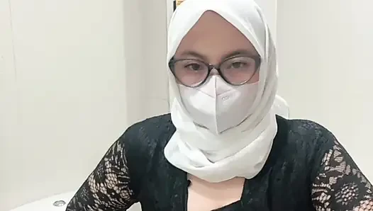 Gadis kebaya hitam mencukur jembut dan bulu ketiak