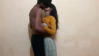 Agarró a su novia y le puso tierra en la boca y la golpeó. Video de audio hindi.