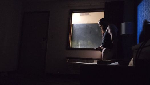 Branlette et éjaculation à la fenêtre d’un motel