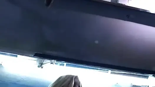 Sarışın cam dildosunu ıslak amına sokuyor