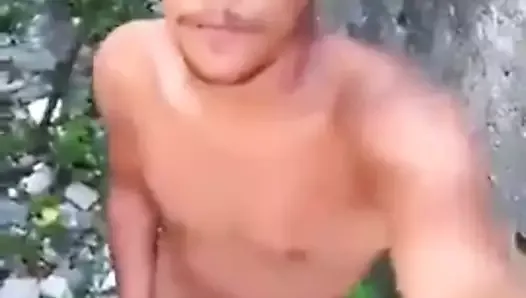 Un garçon sri-lankais se masturbe dehors