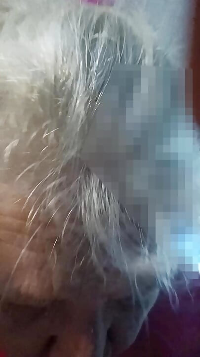 この男にフェラチオをするのを見てて!ホットなミルフがフェラチオをしている!