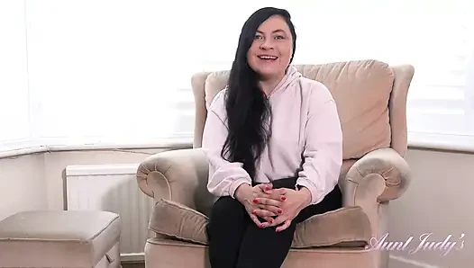 Auntjudys - christina si tante bahenol dengan memek berbulu lagi asik di wawancara