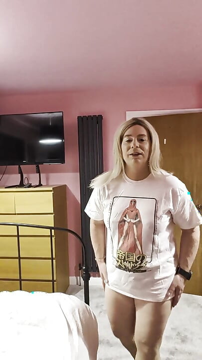 Casual Nikki Relaxes on the Bed, with Big Cum!