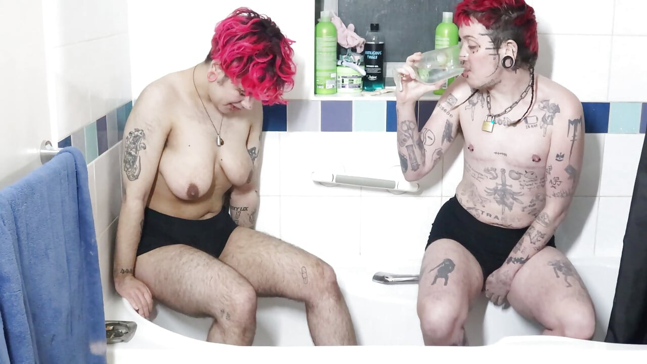 Wet T-boys: T4t Bath Piss