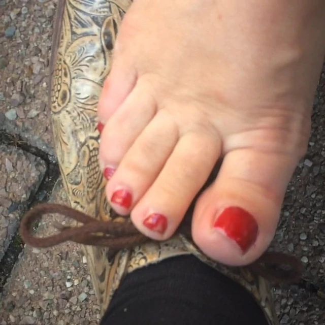She has so beautyful feet!