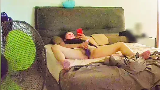 Istri selingkuh di telepon saat dia masturbasi sendiri