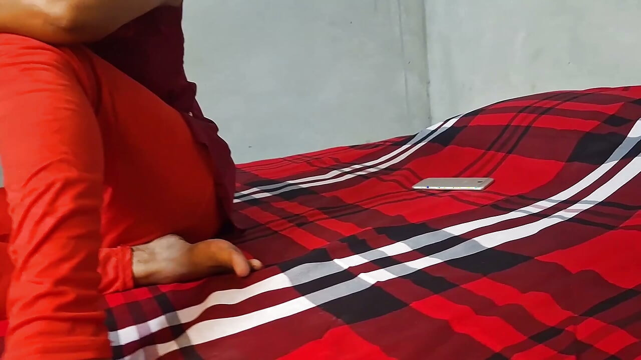 Irmã indiana gostosa está assistindo vídeo de foda, seu irmão lhe dá prazer real fodendo ela