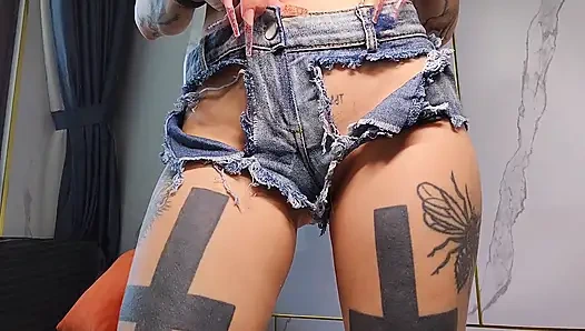 Zayıf genç güzellik, yırtılmış şortlarla baştan çıkarıyor
