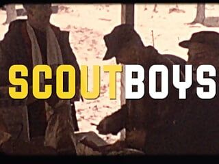 ScoutBoys DILF Scoutmaster attache le jumelle Ian Levine et lui baise le cul