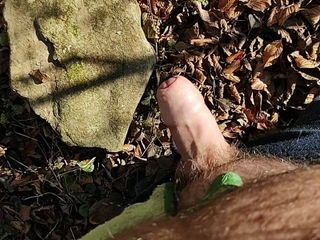 Schmutziger Bauarbeiter masturbiert draußen mit Sperma an Hand