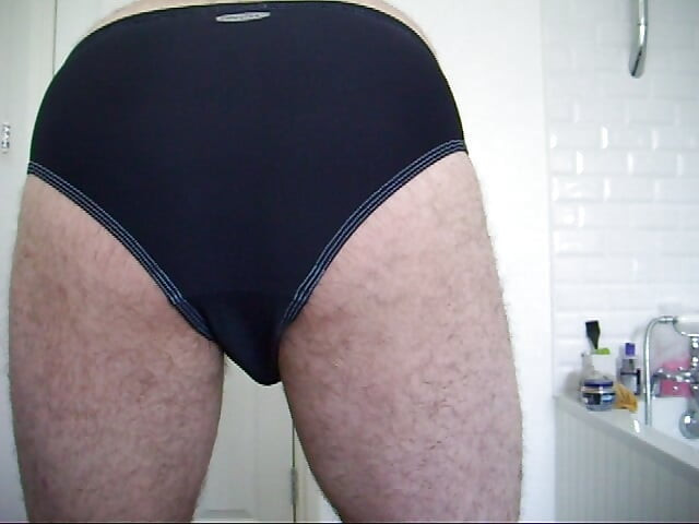 Anprobieren an badehosen und badehosen von adidas. Masturbieren und in speedo kommen, dann anziehen.