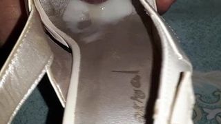 Éjaculation dans des sandales veige 3