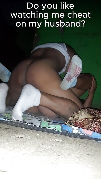 रांड बायको शेजाऱ्याबरोबर नवऱ्याची फसवणूक करते.