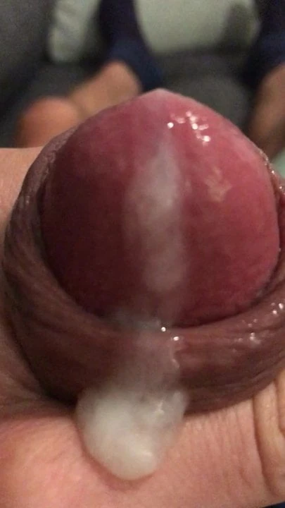 Rakaman dekat forskin bergolek dengan pancutan mani