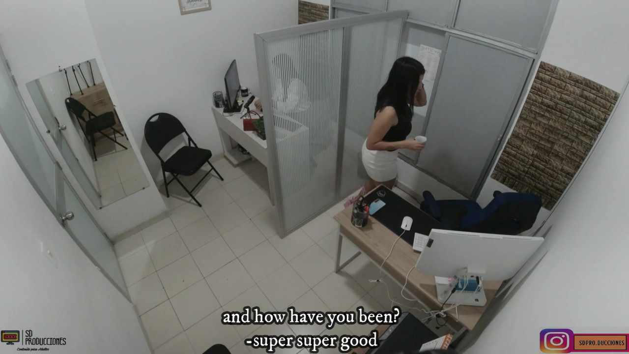 为了减轻压力，我给了我的同事在她的大阴户上几个很好的吻 - 西班牙语色情